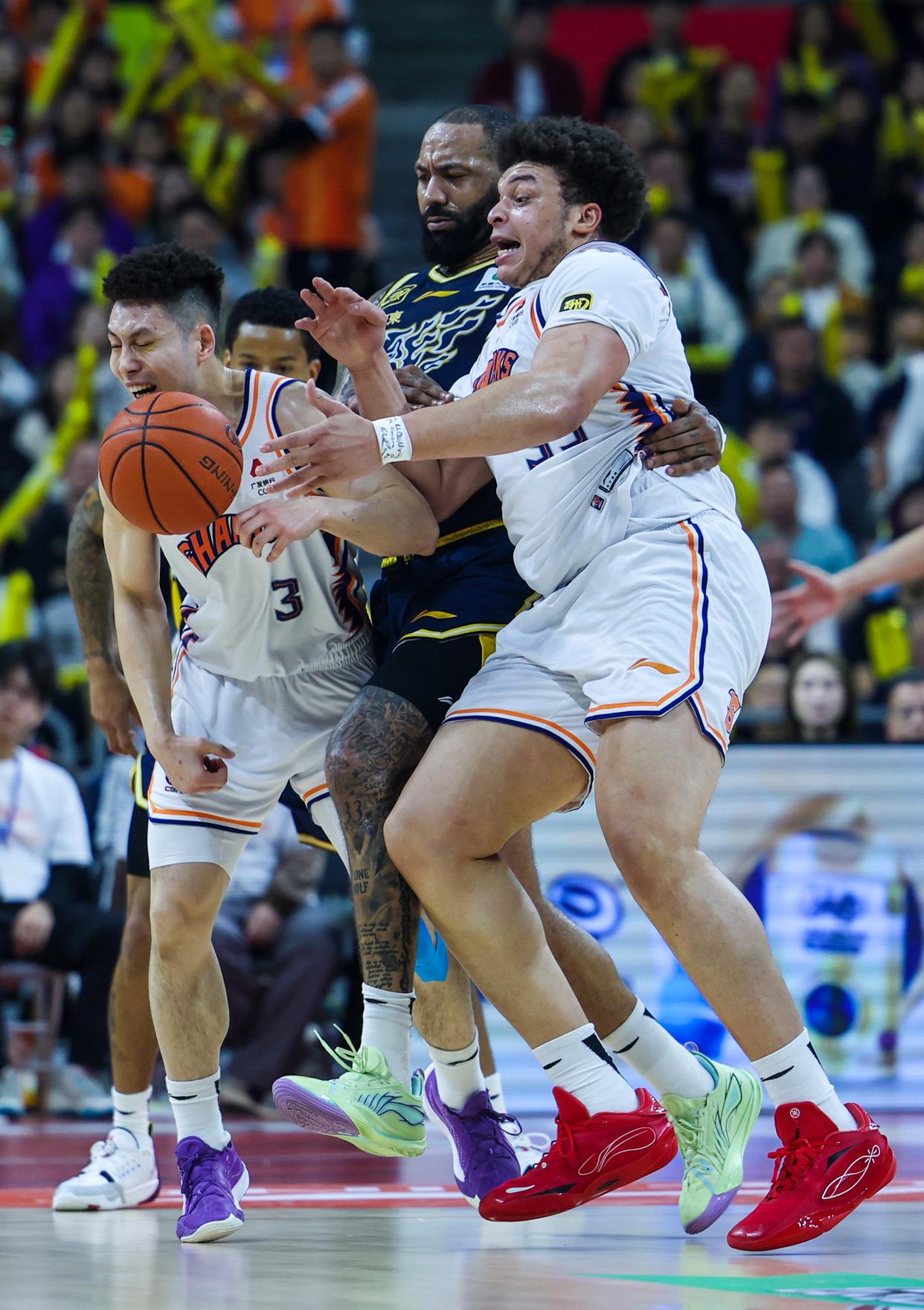 包含CBA季后赛转会期走向成谜，多伦多猛龙强势反弹，信心回归，医务组通报恢复的词条