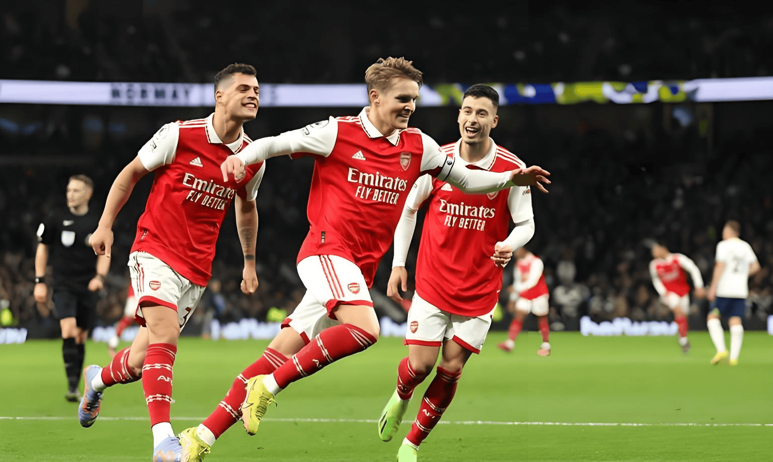 今晨欧冠焦点战,埃因霍温内部沟通,球迷炸锅,训练强度明显提升 今晨欧冠焦点战,埃因霍温内部沟通,球迷炸锅,训练强度明显提升