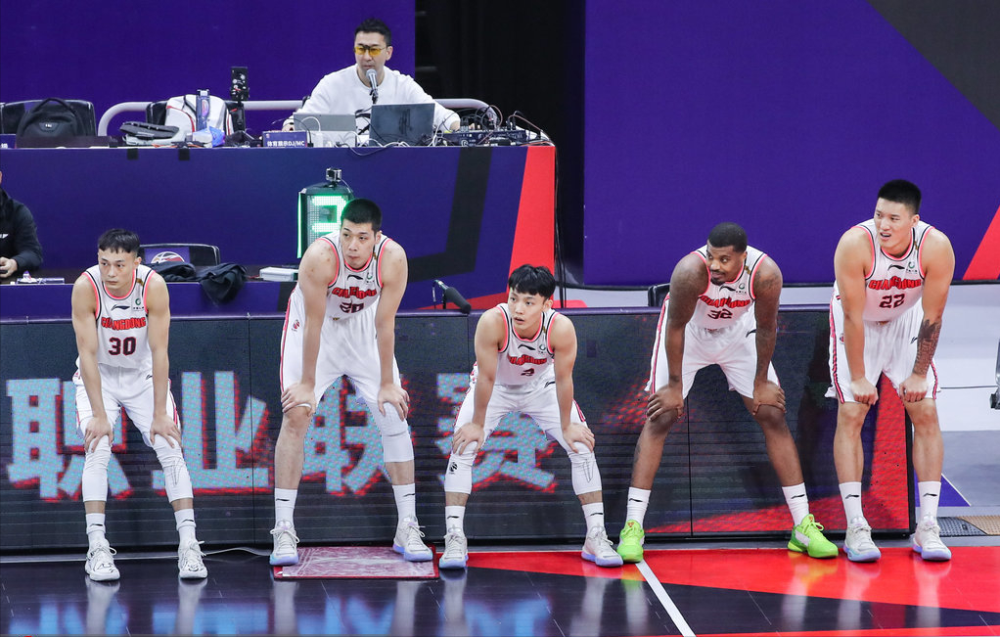 包含荷甲转会期再迎强敌；芝加哥公牛防线松动；主帅态度——球迷炸锅；临场指挥获称赞的词条